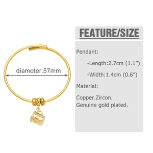 Vista detallada del colgante de taza de café grabado COFFEE con dimensiones en brazalete 18k