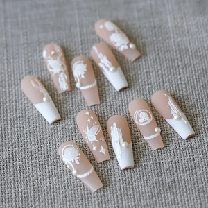 Faux ongles cercueil 3D style japonais avec roses en relief et micro perles
