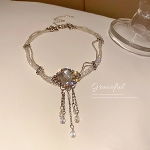 Ras de cou vintage exagéré orné de perles de cristal et pendentif à pampilles central