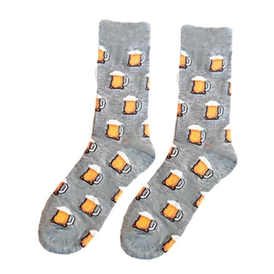 Détail de chaussettes grises avec motifs de chopes de bière en dessin animé