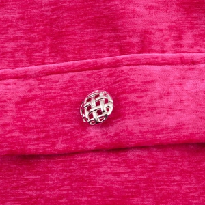 Ärmelloses Kleid aus rosafarbenem Chenille mit dekorativem, hohlem Silbermetallknopf