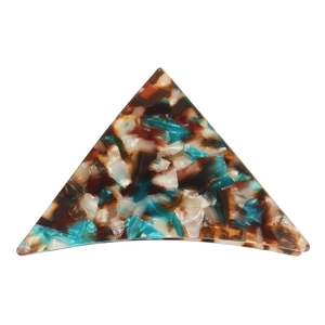 Vue détaillée d'une pince à cheveux triangulaire en acétate avec motifs écaillés colorés