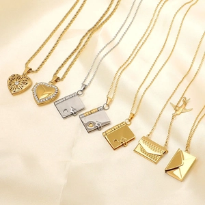 Collezione di collane in acciaio inossidabile placcato oro 18k con ciondoli cuore e libro