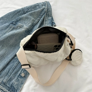 Sac bandoulière matelassé blanc cassé avec porte-monnaie et large sangle sur tissu blanc