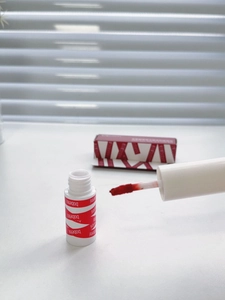 Detail view of Bobini matte lip glaze applicator with dark red shade and wave pattern