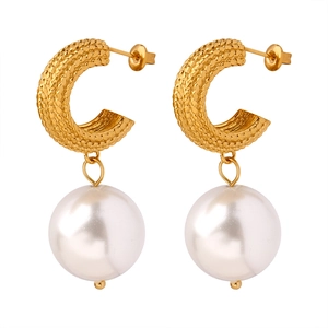 British style C-shaped chain texture steel earrings with large white pearl pendants