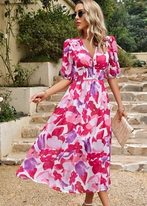 Détail de la robe à col en V fleurie avec motifs rose et violet et taille élastiquée
