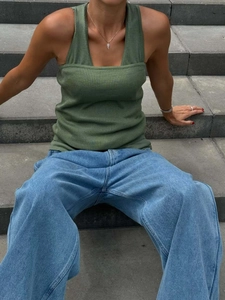 Top halter verde in maglia aderente e jeans blu larghi stile street per donna