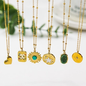 Colliers dorés en acier inoxydable avec pendentifs soleil et cœur en pierres naturelles