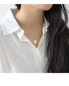 Gros plan d'un collier avec pendentif en argent S925 doré porté au cou d'un mannequin