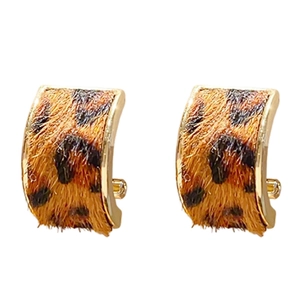 Boucles d'oreilles en C à motif léopard avec texture fausse fourrure et bords dorés