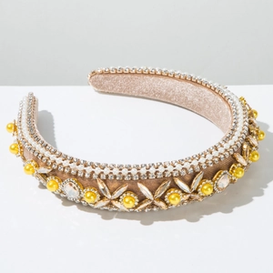 Détail d'un serre-tête baroque avec perles blanches et fleurs en cristal scintillantes