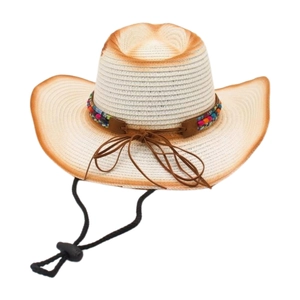 Détail d'un chapeau de cowboy en paille tissée avec perles ethniques et jugulaire