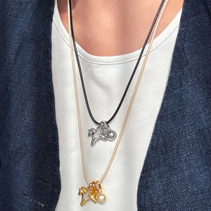 Collier élégant avec pendentif cheval en zircon et perle sur cordon tressé chic