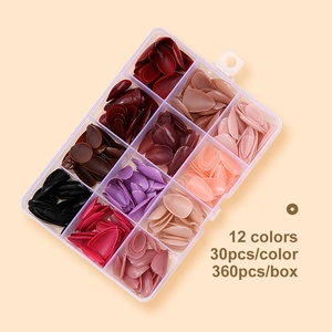 Set de 360 faux ongles amande 12 couleurs unies présentés dans une boîte de rangement