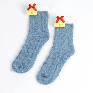 Detailansicht blauer Plüschsocken mit weißem Pelzbesatz und einem dekorativen Glöckchen