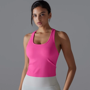 Détail de la texture côtelée sur débardeur de sport rose vif avec tissu respirant