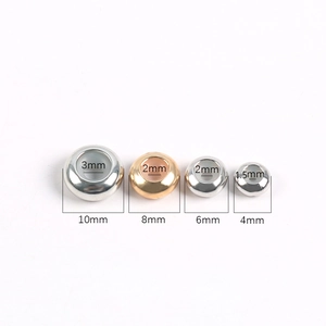 Perles d'arrêt plates en silicone or et argent, tailles 4mm à 10mm sur fond blanc