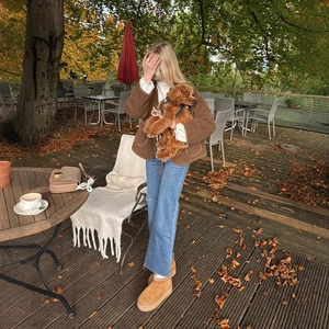 Bruine corduroy gewatteerde jas met riem en blauwe rechtvallende jeans voor de herfst