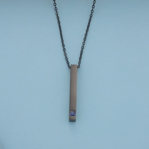 Makroaufnahme des schwarzen Staban hangers mit blauem Edelstein und schwarzer Gliederkette