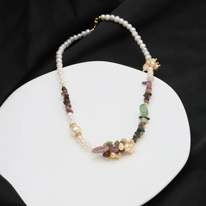 Collana artigianale con perle d'acqua dolce e tormalina su sfondo di seta nera pregiata