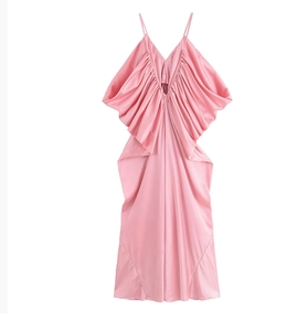 Dettaglio abito sottoveste in raso rosa con eleganti pieghe drappeggiate e profondo scollo a V