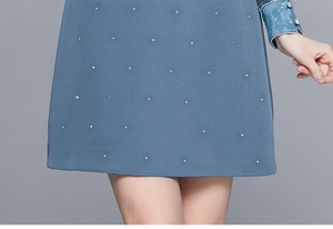 Détail de la robe bleue avec strass argentés et poignets en dentelle aux boutons perles