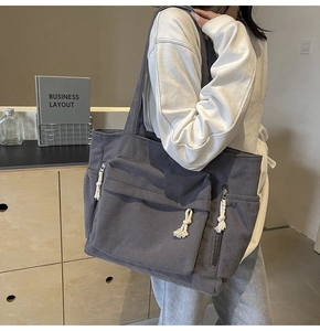 Détail du sac cabas en velours avec poche zippée latérale et décoration en corde blanche