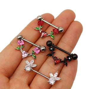 Details von vier verschiedenen Nippelpiercings aus Edelstahl mit Rosen- und Herzmotiven