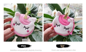 Plüsch Einhorn Geldbeutel in Pink und Rosarot handgehalten zum Größenvergleich
