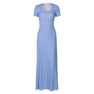 Kurzärmeliges blaues Maxikleid mit Blumenmuster, U-Ausschnitt und schmaler Passform auf Weiß
