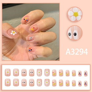 Set de 24 faux ongles courts carrés aux motifs de fleurs colorées et petites marguerites