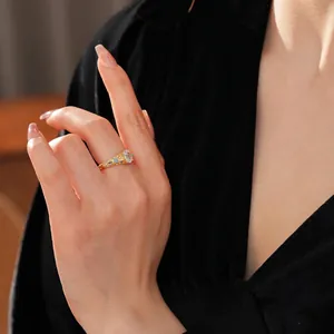 Bague vintage plaquée or 18k avec cristal central et gravures rétro ajourées