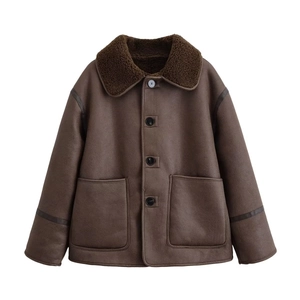 Veste en faux daim marron avec col en peau de mouton et poches à boutons
