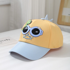 Détails de la casquette dinosaure pour enfant avec broderie lunettes et nageoire en relief