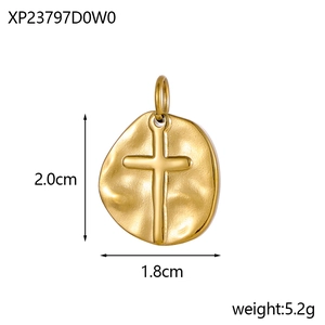 Dettaglio del ciondolo a croce placcato oro 14K con dimensioni 1,8cm x 2,0cm e peso