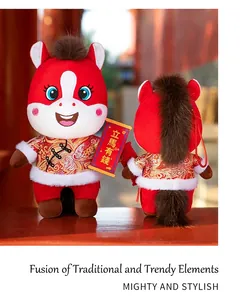 Vue détaillée de la mascotte en peluche 2026 Année du Cheval en costume traditionnel.