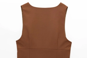 Détail du haut sans manches marron foncé avec encolure ronde et texture de tissu sergé