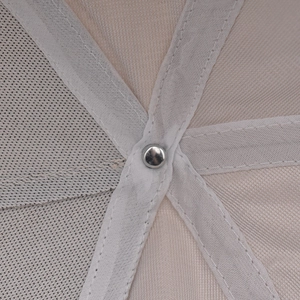 Dettaglio interno del cappellino in cotone con cuciture rinforzate e mesh traspirante