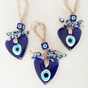 Set di tre ornamenti malocchio a cuore in vetro blu con corda di iuta naturale