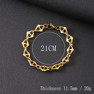 Détail du bracelet gourmette en acier titane doré de 11,5mm sur cuir noir de 21cm