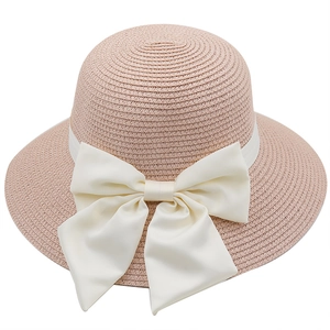Cappello di paglia rosa elegante con grande fiocco di raso bianco per donna estivo