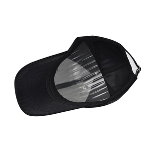 Vue intérieure de la casquette de baseball noire avec empiècements et support en plastique