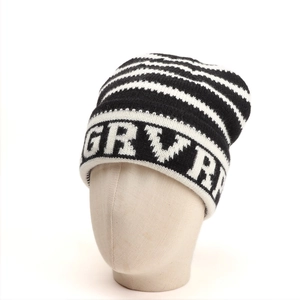 Vue détaillée du bonnet en maille rayé noir et blanc avec logo GRVR sur une tête de mannequin