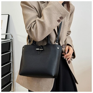 Détail du sac à main en cuir grainé noir avec fermoir bambou en métal argenté élégant