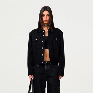 Veste en jean noire classique pour femme avec boutons métalliques et coupe courte urbaine