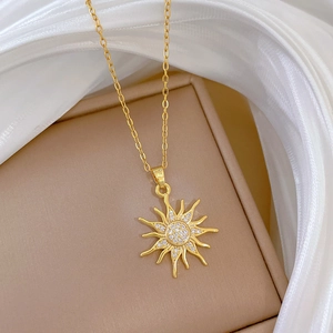 Nahaufnahme der goldene Sonnenblumen-Halskette mit Kristallen auf Seidenhintergrund