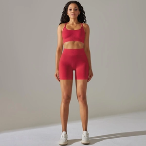 Détail de l'ensemble de yoga rouge sans couture avec brassière et short taille haute