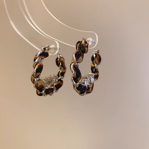 Détails des boucles d'oreilles en tissu léopard en forme de C avec chaîne dorée et zircon