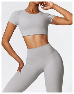 Seitenansicht von grauem Yoga Crop Top und Leggings mit hoher Taille am Modell